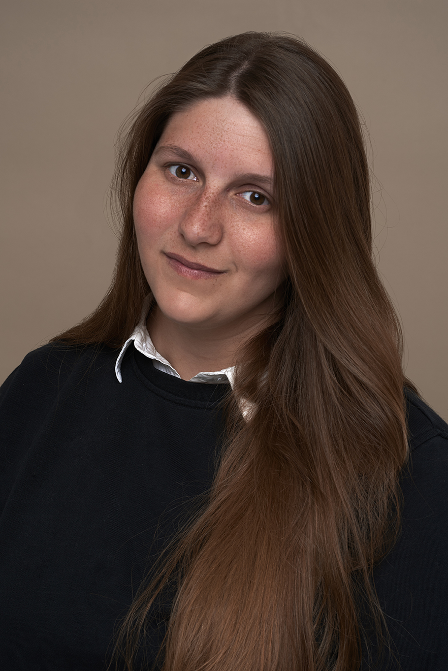 Portrait of Jasmijn Bult – photographer and creative mind behind Studio Taupe, smiling and welcoming you to collaborate.