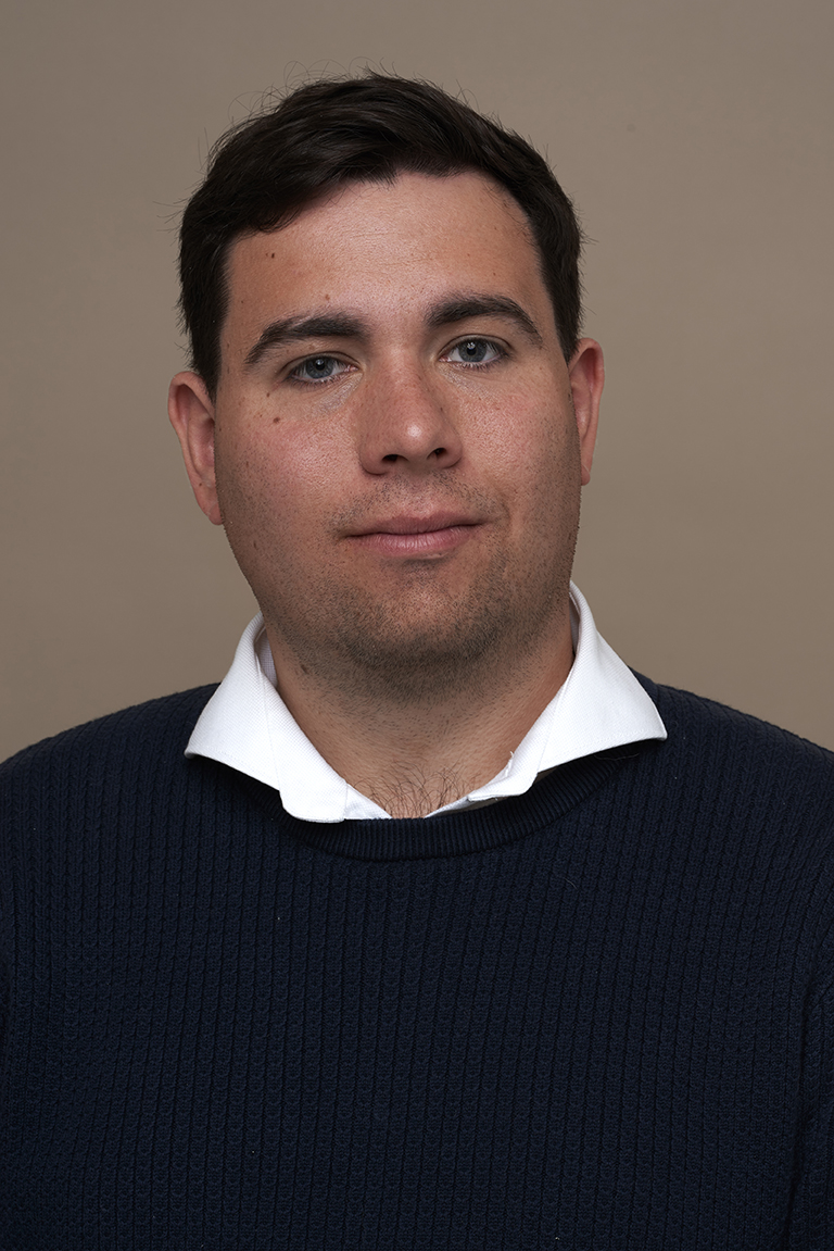 Portrait of Tom Paape – production manager at Studio Taupe, your friendly and reliable shoot partner.